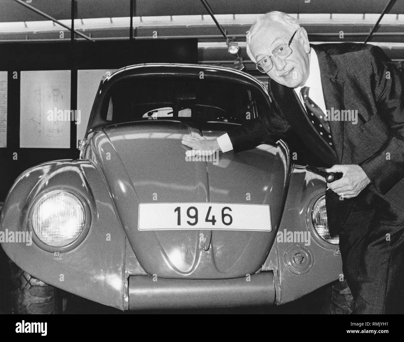 Maggiori Ivan Hirst era il commissario del governo britannico per la pianta di VW a Wolfsburg dopo la II Guerra Mondiale, e ha impedito la sua dissoluzione. Qui, con uno del primo dopoguerra VWs dal 1946. Foto Stock