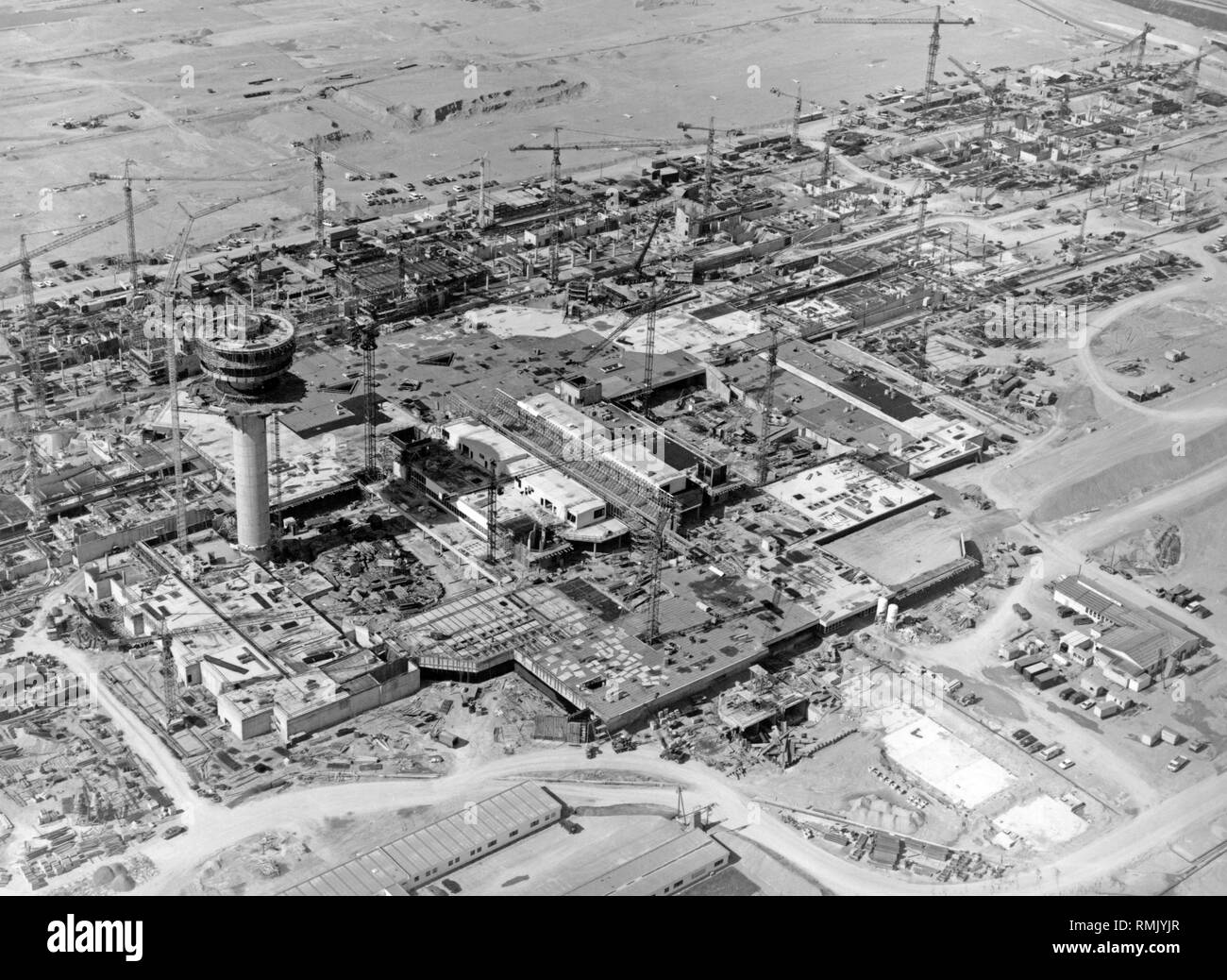 Vista del cantiere di costruzione del grande aeroporto di Monaco II in Erdingter Moos. Circa 20 gru venivano utilizzati contemporaneamente nella costruzione dell'aeroporto. La quasi completa 80m e alta torre può essere chiaramente distinta. Foto Stock