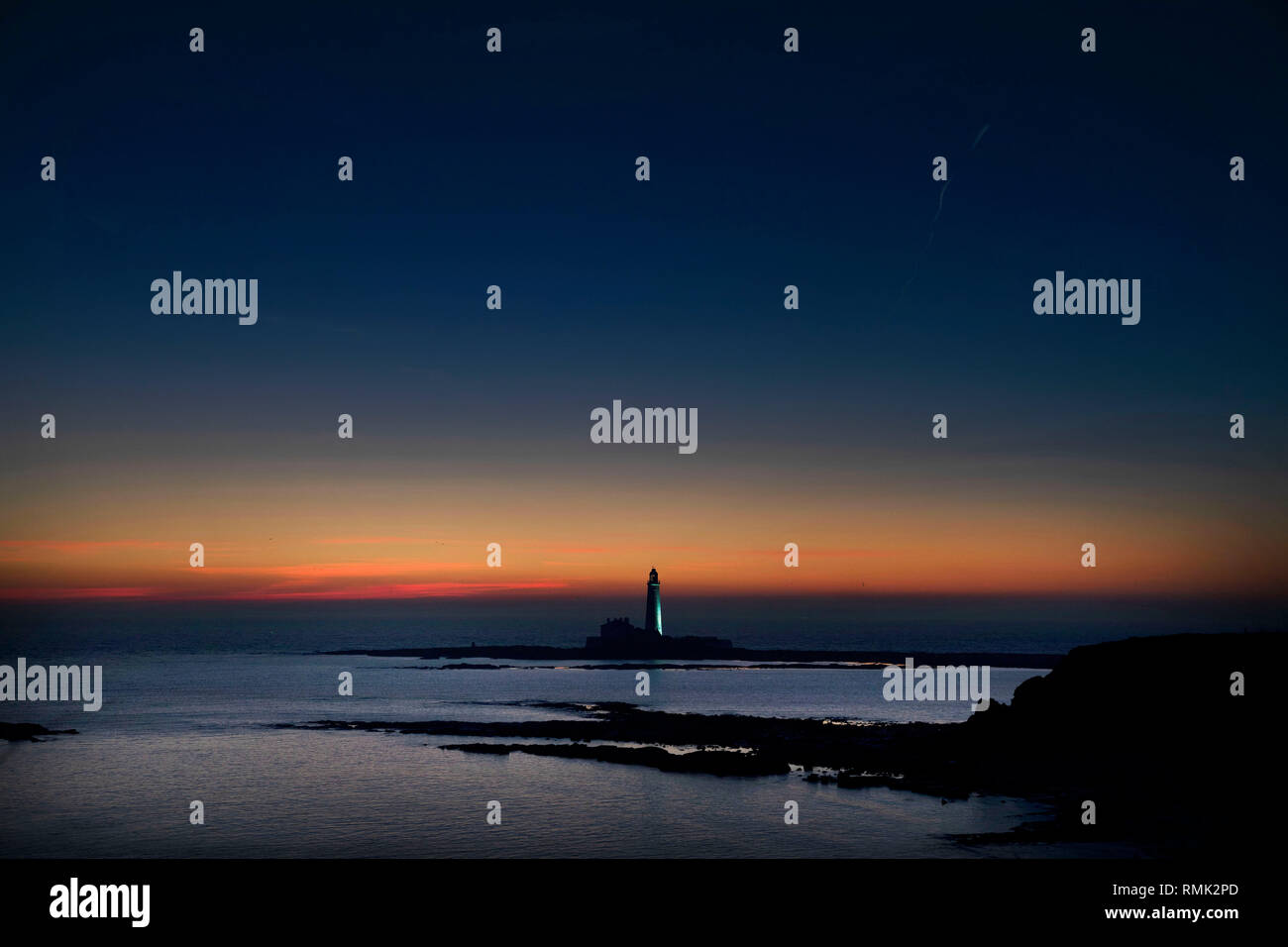 St Mary's Faro a Whitley Bay, North Tyneside, prima dell'alba. Forecasters hanno previsto un altro giorno di tempo caldo il venerdì dopo unseasonably clima mite ha visto il più caldo il giorno di San Valentino in più di venti anni il giovedì con un massimo di 16.1C (61F) registrate nella cittadina gallese di Bala, Gwynedd. Foto Stock