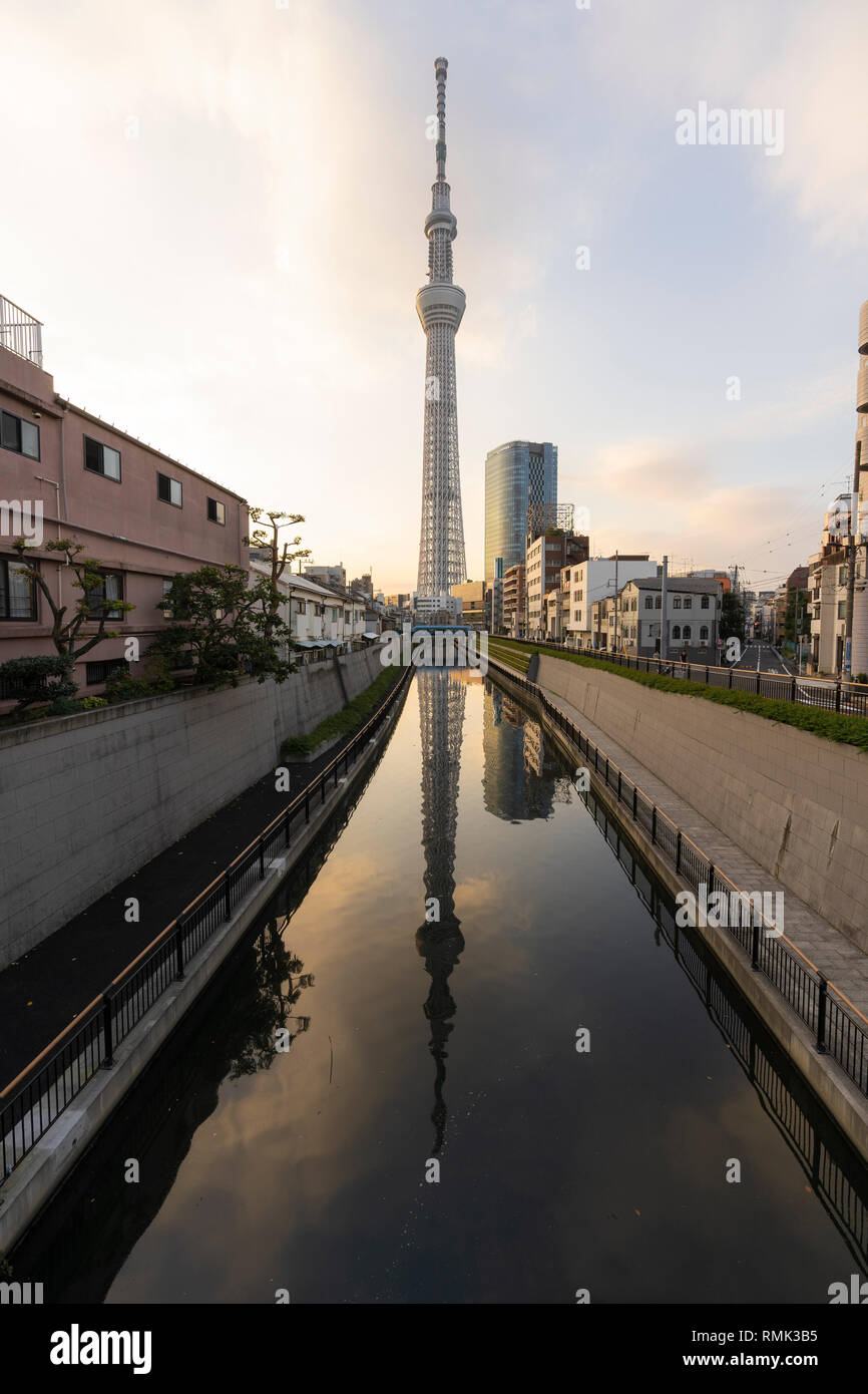 Tokyo Skytree vista dal ponte Jikken, Sumida-Ku, Tokyo, Giappone Foto Stock