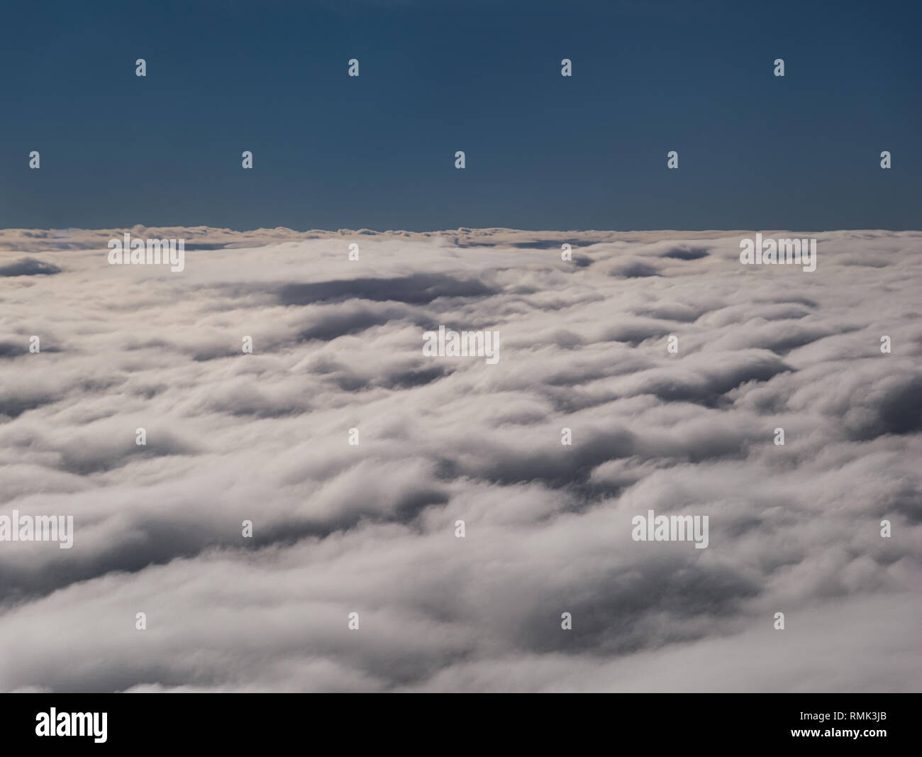 Un mare di molto dense nubi fotografato dal di sopra Foto Stock