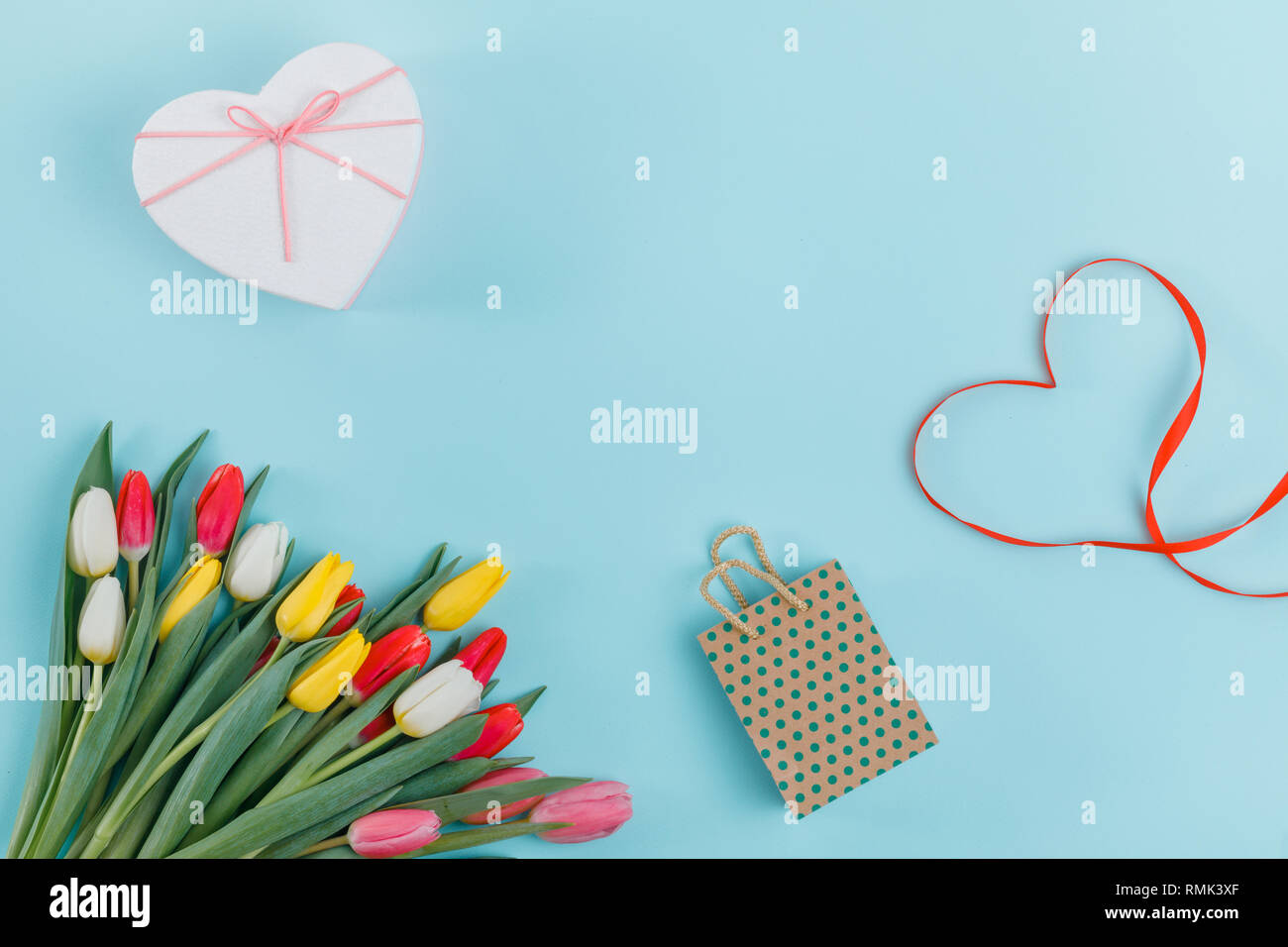 Giornata della donna biglietto di auguri Modello. La molla tulipani telaio su sfondo, vista dall'alto. Giornata della donna o della mamma o il concetto di vendita. Foto Stock