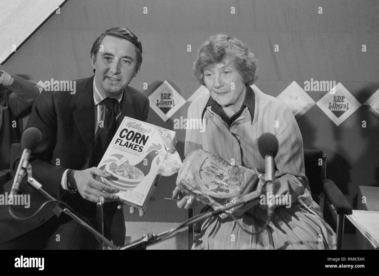 Leader liberale David Steel (l) e SDP Presidente Shirley Williams di gestire la spesa presso l'Alleanza giornaliero della conferenza stampa a Londra. Signor acciaio prodotto il carrello di shopping per attaccare la signora Thatcher's record sull'inflazione. Foto Stock