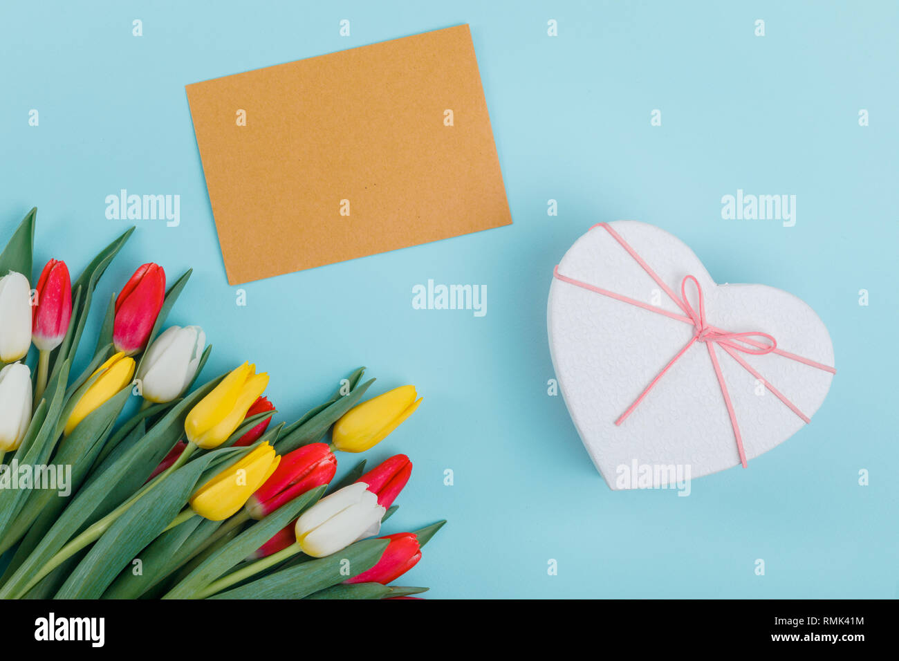 Cartolina per il giorno della donna. La molla tulipani telaio su sfondo, vista dall'alto. Foto Stock