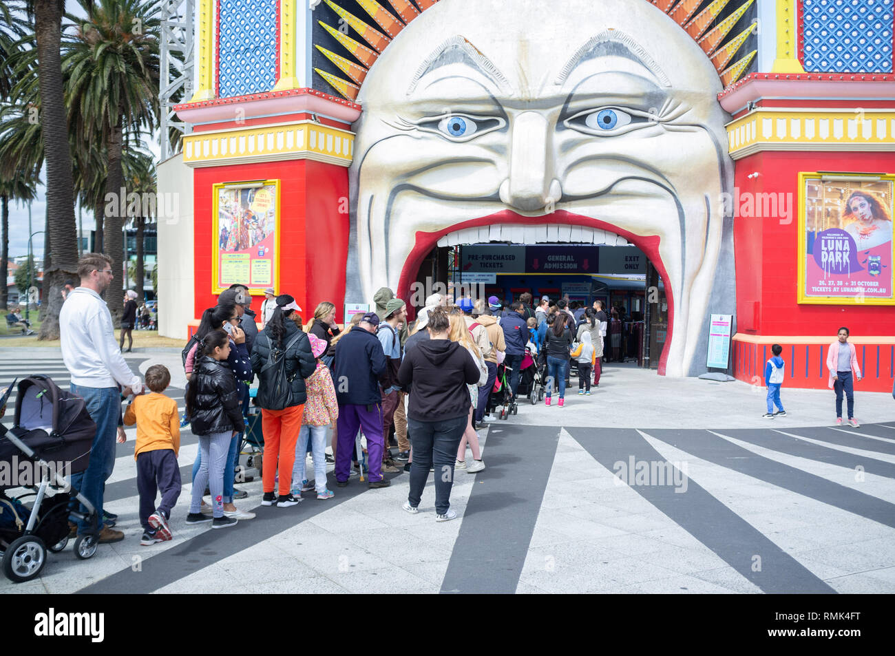 MELBOURNE - Sep 30 2018: persone in attesa in linea al Luna Park ingresso in St. Kilda Foto Stock