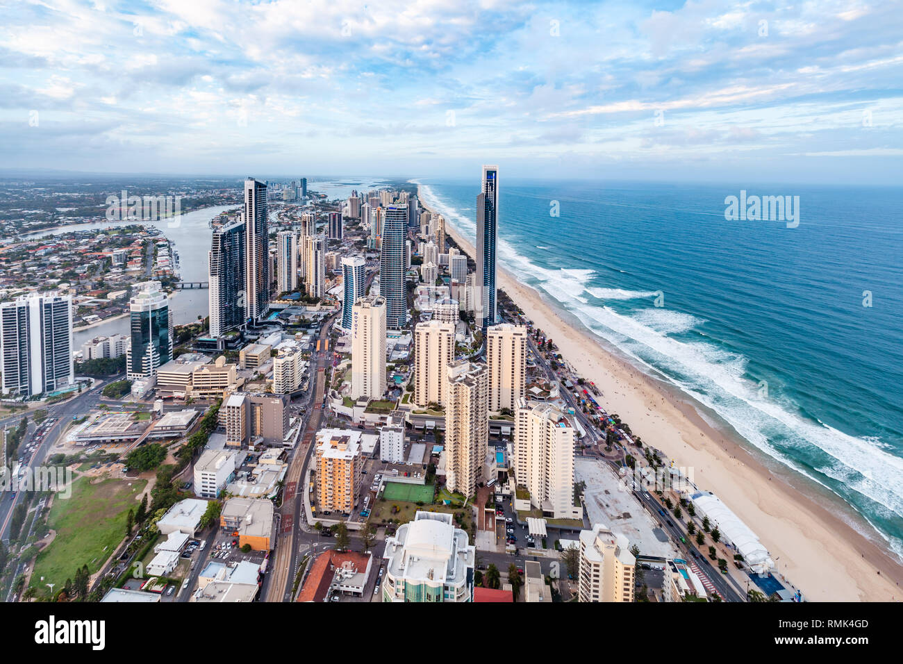 Gold Coast, Australia - 6 Gennaio 2019: Surfers Paradise skyline visto dall osservazione skypoint scrivania Foto Stock