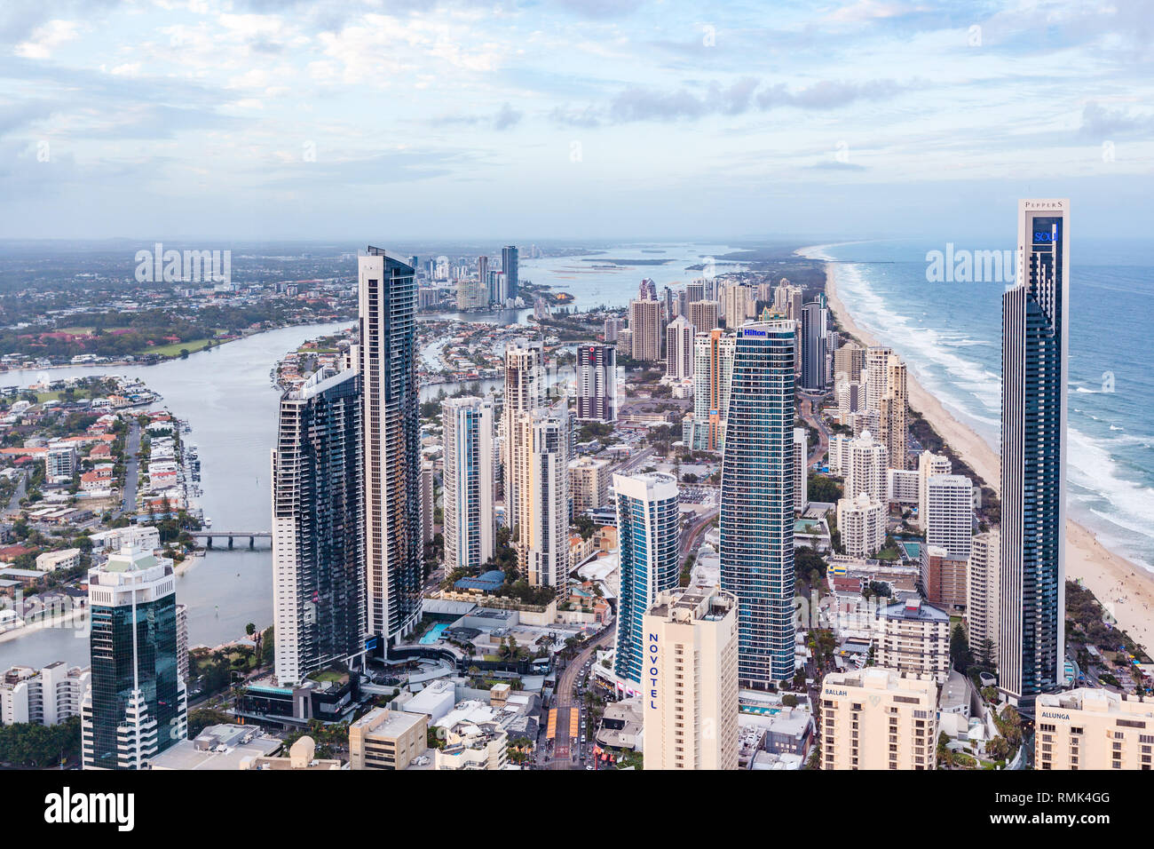 Gold Coast, Australia - 6 Gennaio 2019: Gold Coast skyline della città e la fascia costiera sull'oceano Foto Stock