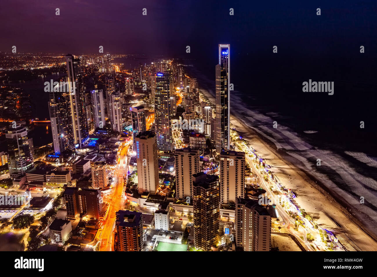 Gold Coast, Australia - 6 Gennaio 2019: Surfers Paradise dello skyline della città di notte Foto Stock