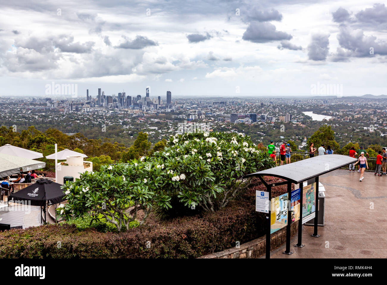 BRISBANE, Australia - 9 Gennaio 2019: turisti visualizzazione di Brisbane skyline della città dal Monte Coot-tha lookout Foto Stock