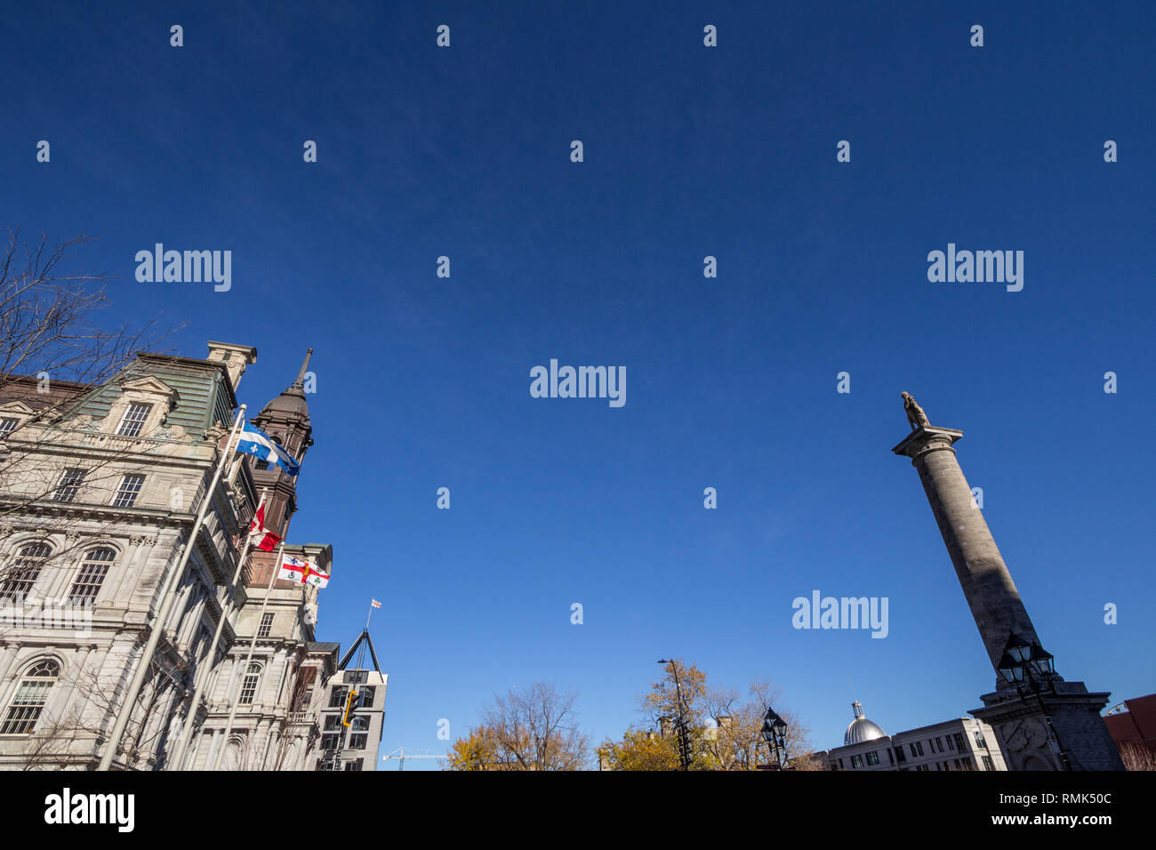 Montreal City Hall, chiamato anche Hotel de Ville, adottate nel corso di un pomeriggio soleggiato prossimo della colonna di Nelson. Essa è la casa del sindaco e il admi locale Foto Stock