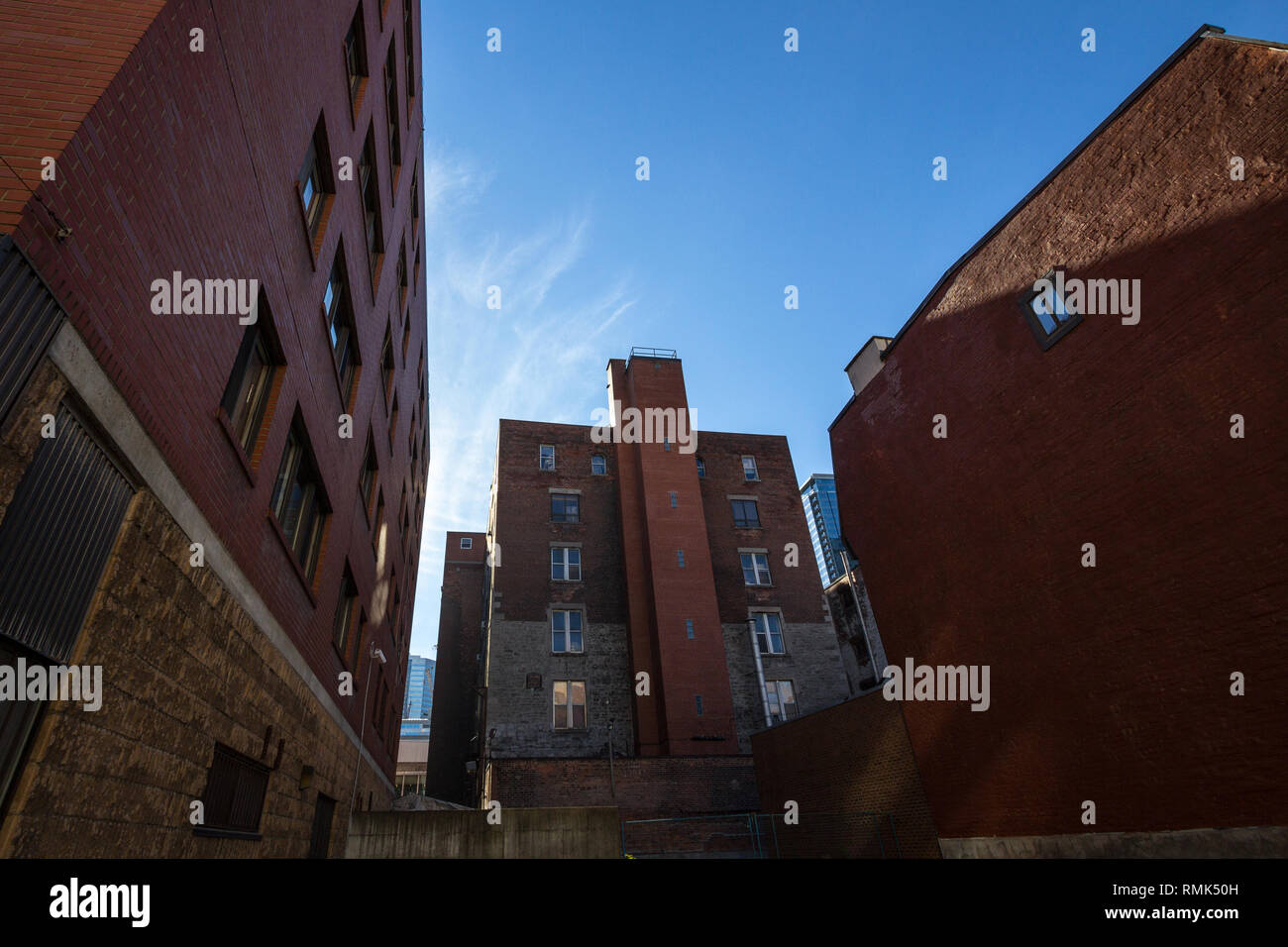 Backyard di alcuni anziani, poveri e fatiscenti palazzi in mattoni rossi, di vintage North American stile architettonico, nel centro cittadino di Montreal, Quebec, Canad Foto Stock