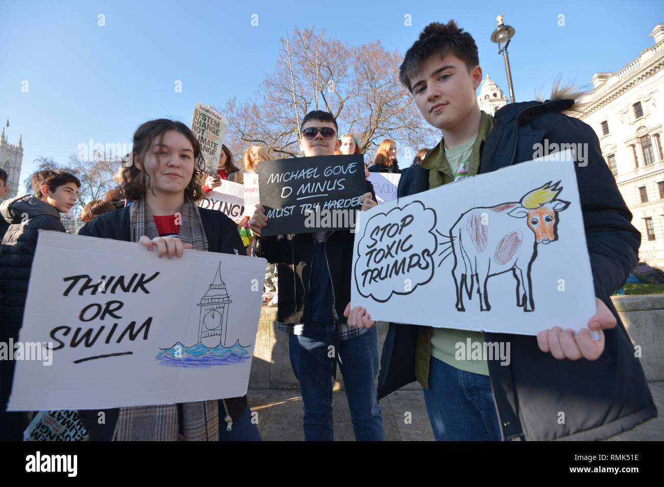 Gli studenti dalla scuola Graveney, Tooting unisciti alla gioventù Strike 4 Clima movimento durante un cambiamento climatico protesta sulla piazza del parlamento di Westminster a Londra. Foto Stock