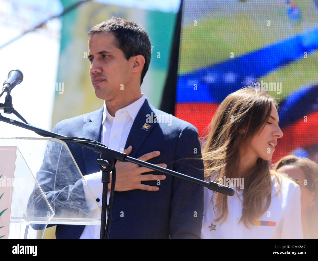 Caracas, Venezuela Febbraio 12, 2019: venezuelano leader dell opposizione Juan Guaido righello interinale e moglie Fabiana Rosales cantando l'inno nazionale Foto Stock