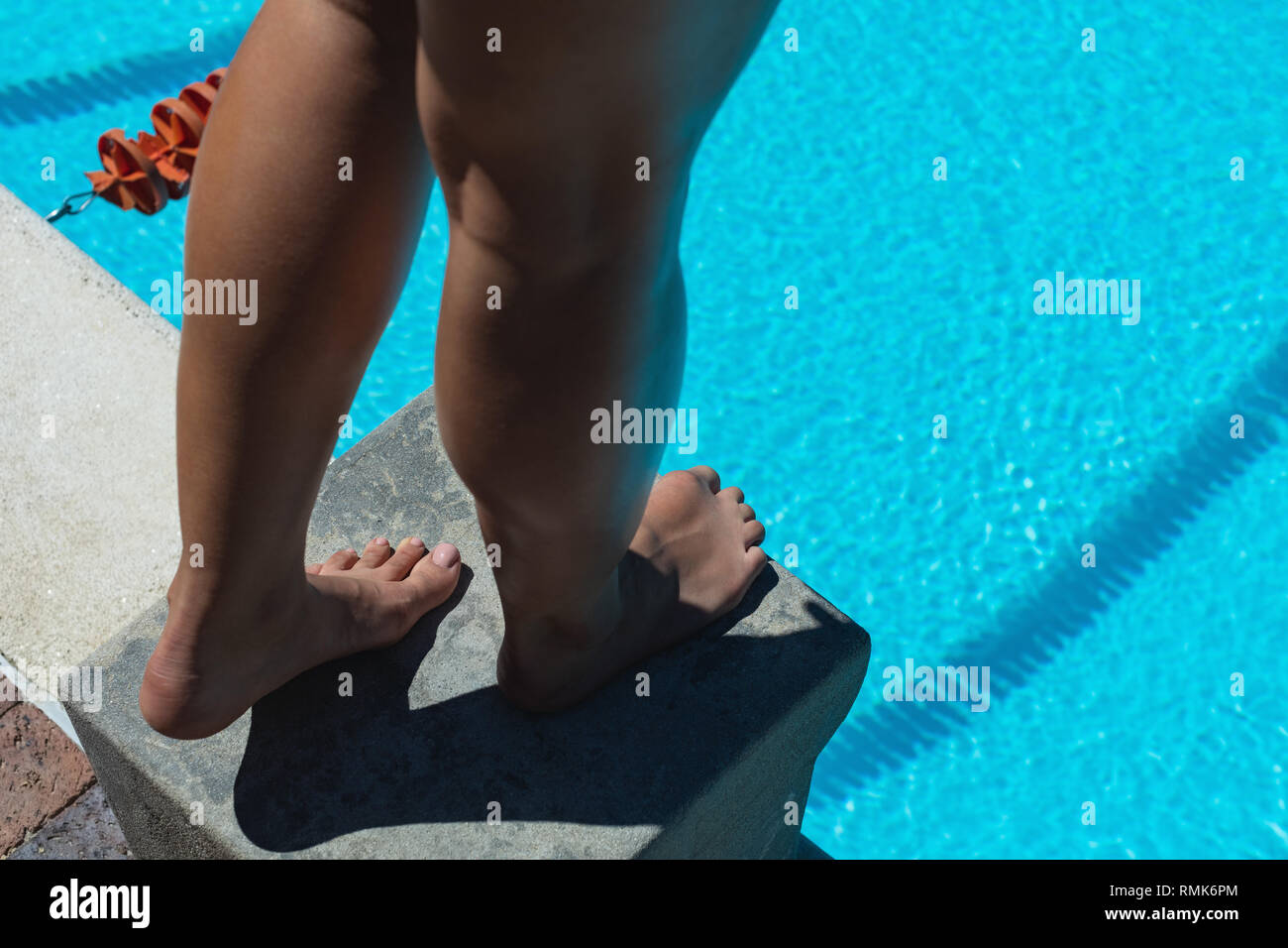 Giovani femmine nuotatore in piedi sul blocco di partenza Foto Stock