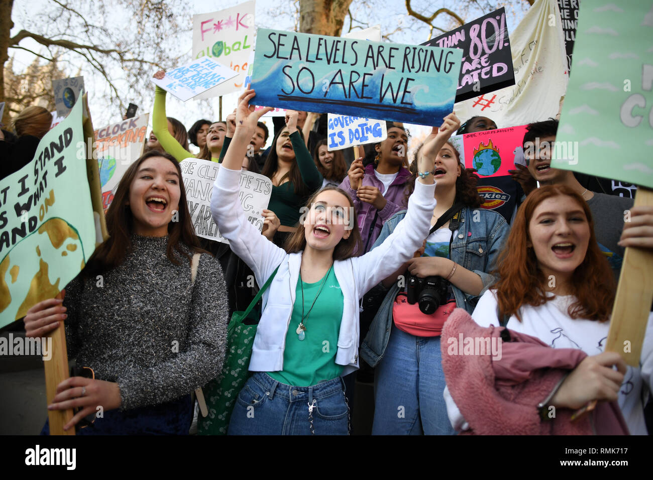 Gli studenti della gioventù Strike 4 Clima movimento durante un cambiamento climatico protesta sulla piazza del parlamento di Westminster a Londra. Foto Stock