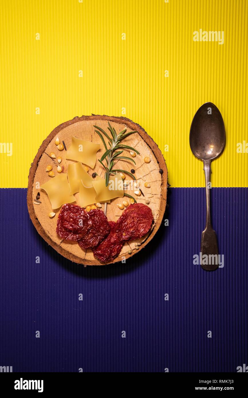 Cucchiaio vintage su sfondo giallo e viola Foto Stock