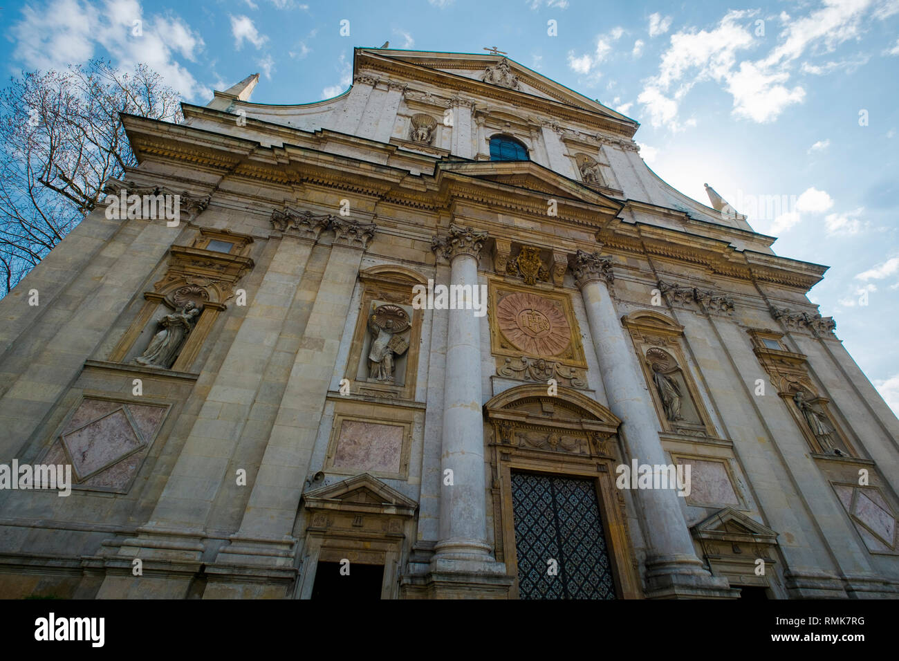 L'imponente facciata della chiesa dei Santi Pietro e Paolo a Cracovia in Polonia. Foto Stock