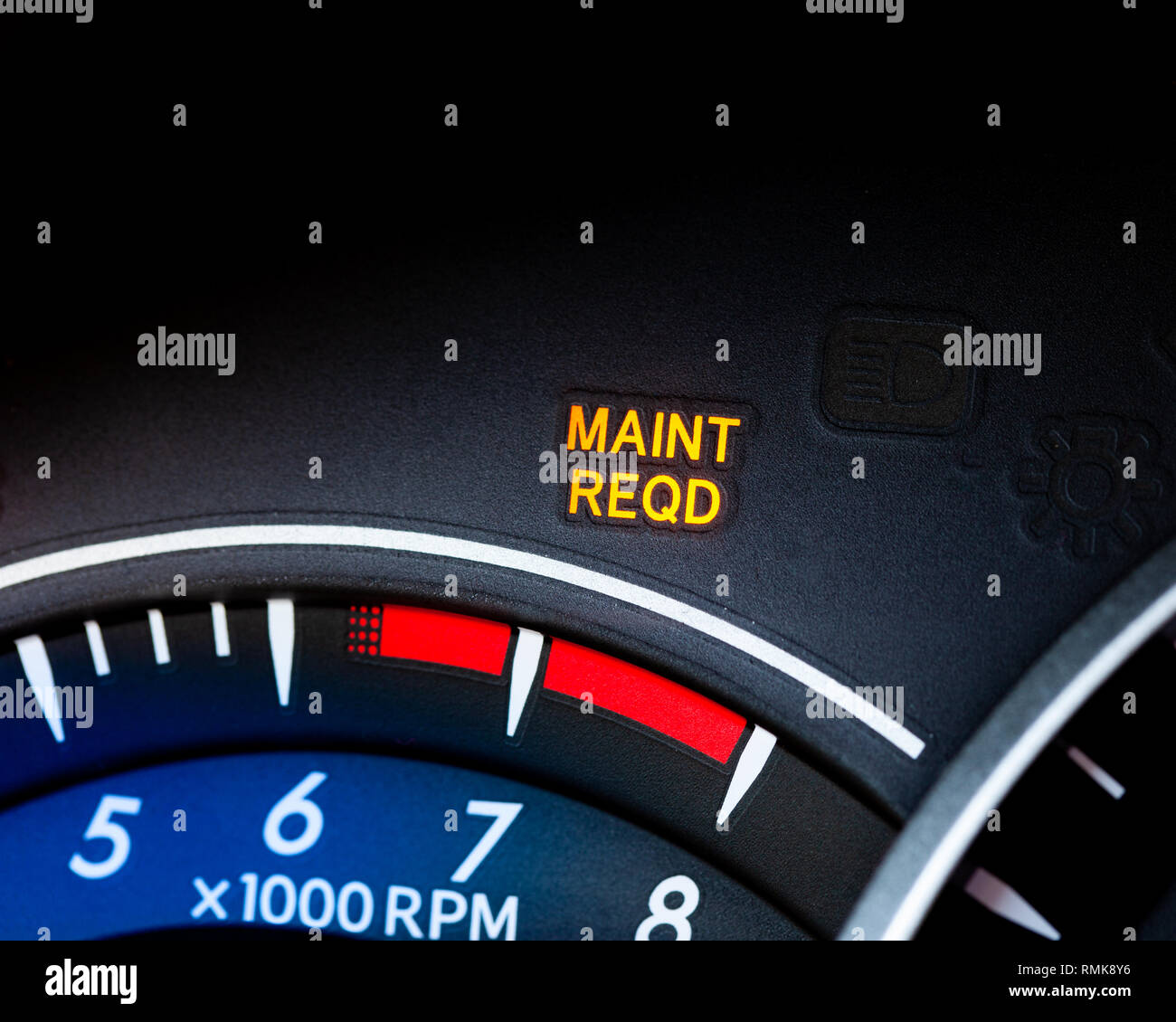 La manutenzione del motore o la luce di servizio è sul cruscotto di automobile. Cruscotto di automobile sullo sfondo del cluster Foto Stock