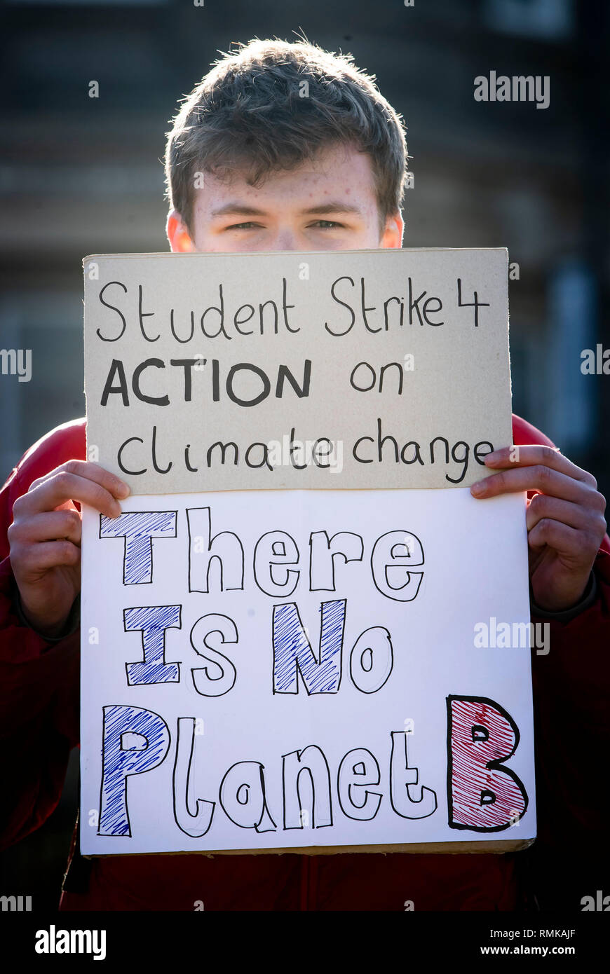 Studente James Fishwick colpisce durante una durante un cambiamento climatico protesta a Huddersfield. Foto Stock