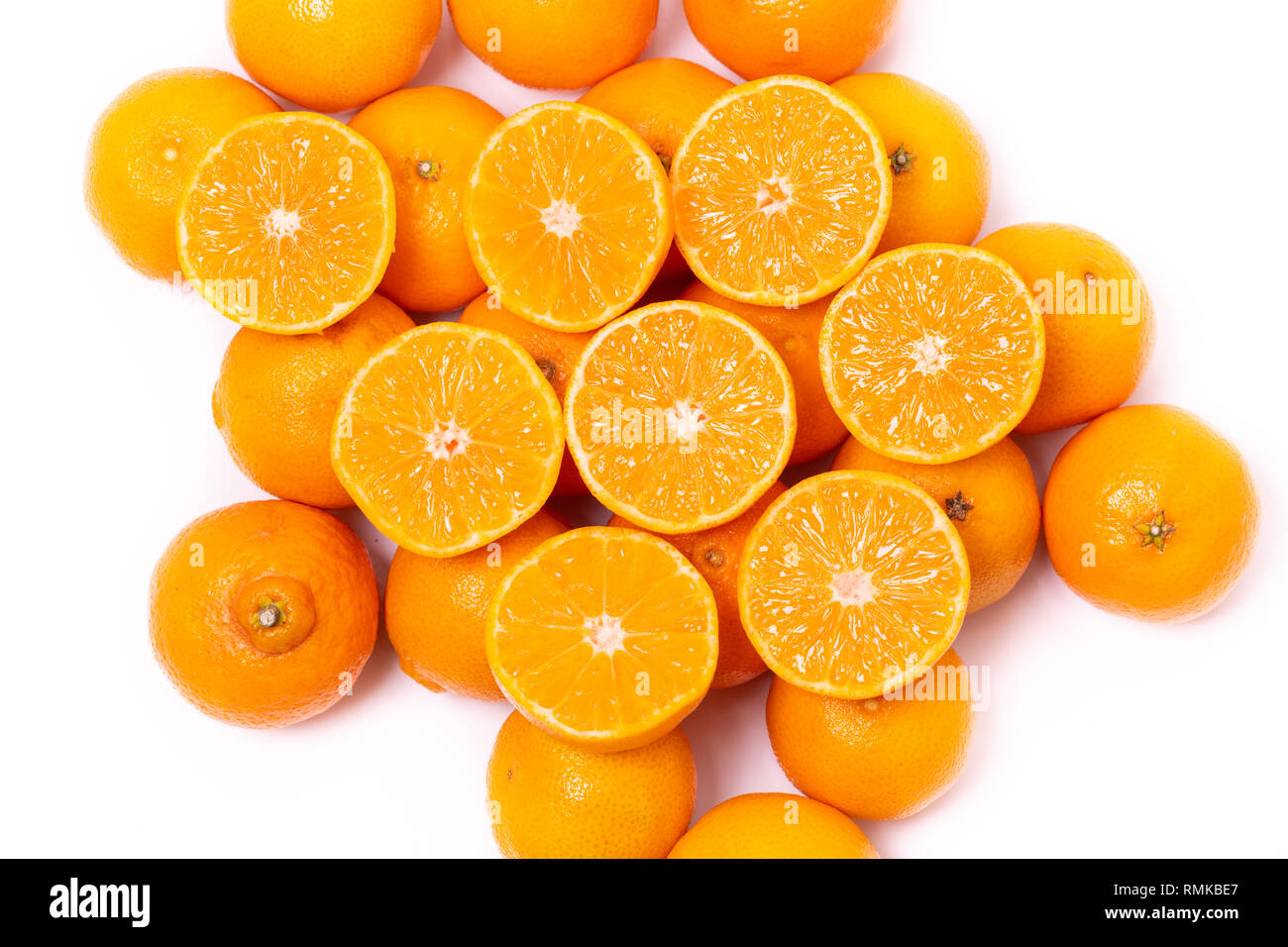 Vista superiore del taglio rotondo fette di ripe succosa organici di mandarini arance su uno sfondo bianco. Vitamine uno stile di vita sano vegan super foods concetto. Foto Stock