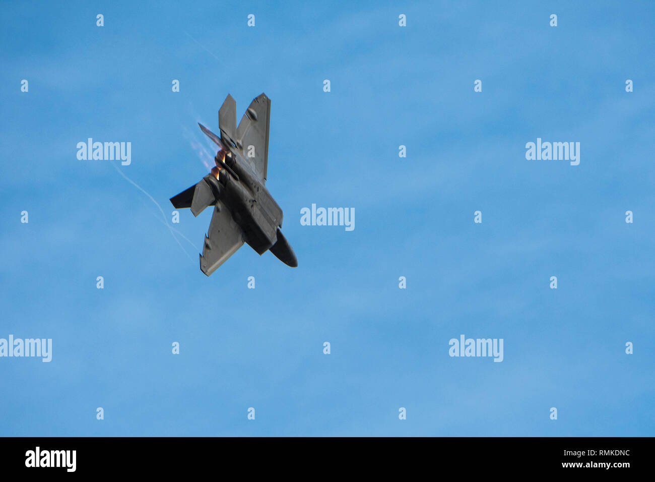 F-22 Demo Team pilota, grandi 'Loco" Lopez esegue durante una dimostrazione pratica del team su base comune Langley-Eustis, Febbraio 13th, 2019.Il team esegue precisione manovre aeree per mostrare le funzionalità del F-22 rapaci, nonché educare il pubblico circa la quinta generazione di aeromobili. Foto Stock