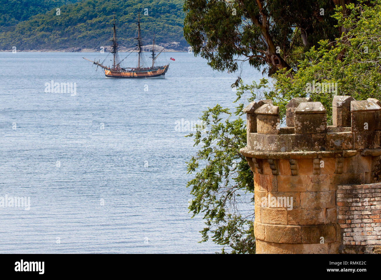 La corteccia HM adoperano, una replica della nave James Cook ha navigato nel suo mondo viaggio nel 1768-1771, è ormeggiato a Port Arthur in Tasmania il 7 febbraio 2019. Foto Stock