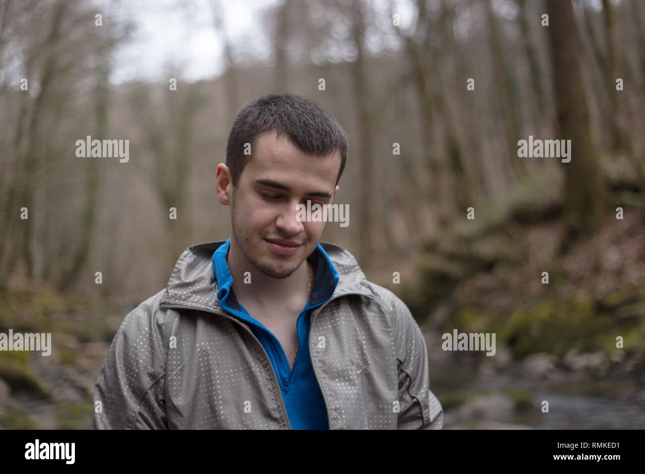 Giovane uomo russo escursionismo in Sochi Parco Nazionale: collegare con la natura Foto Stock