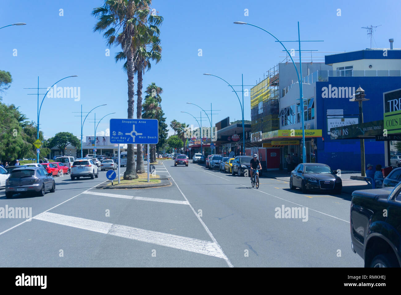 MOUNT MAUNGANUI NUOVA ZELANDA - 8 febbraio 2019: Maunganui Road con informazioni segno dirigere per la zona shopping, pilota della baia e della spiaggia principale Foto Stock