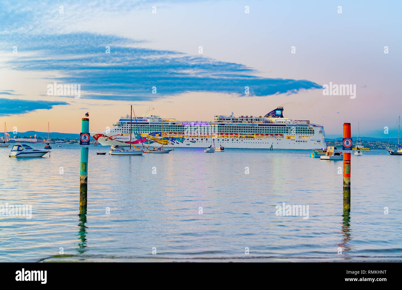 MOUNT MAUNGANUI NUOVA ZELANDA - 8 febbraio 2019: Dawn e l arrivo di una grande nave da crociera Norwegian Jewel in Tauranga Harbour Foto Stock