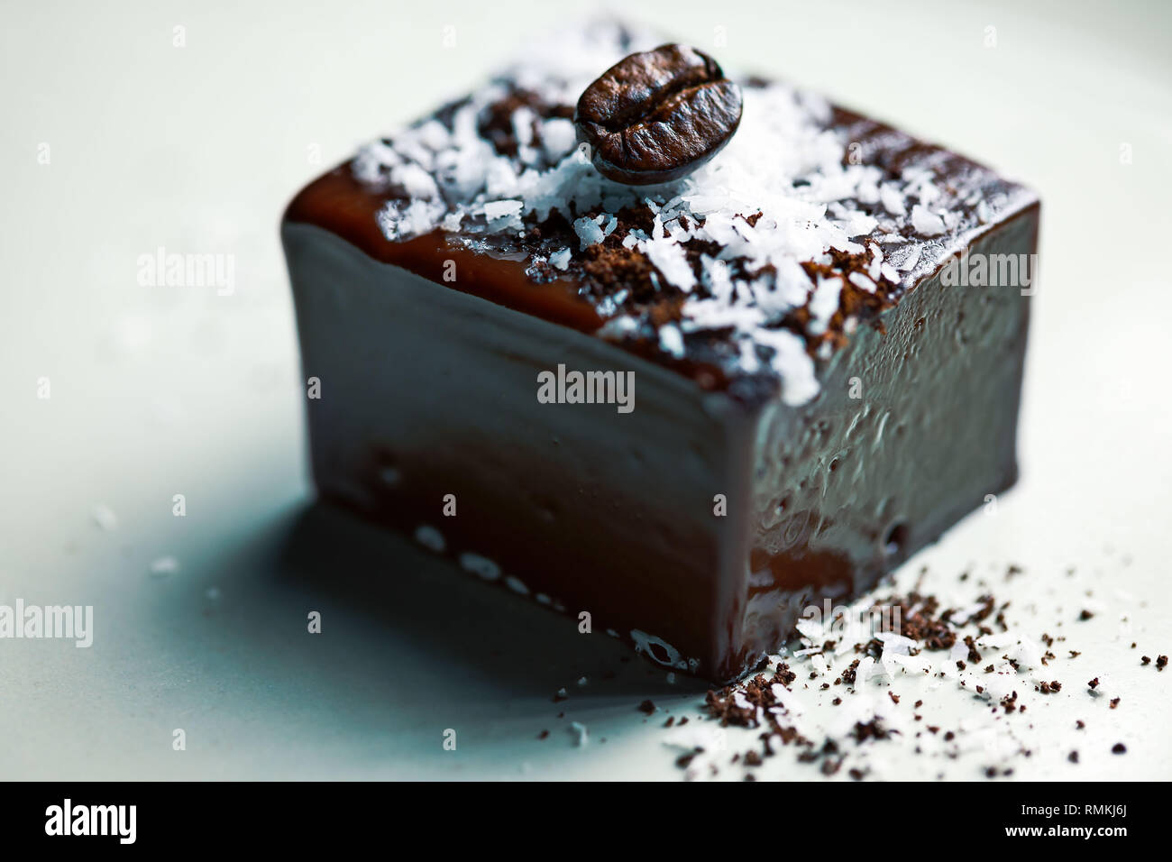 Il cioccolato e il caffè appena fatti si stuzzicano con lo zucchero a velo Foto Stock