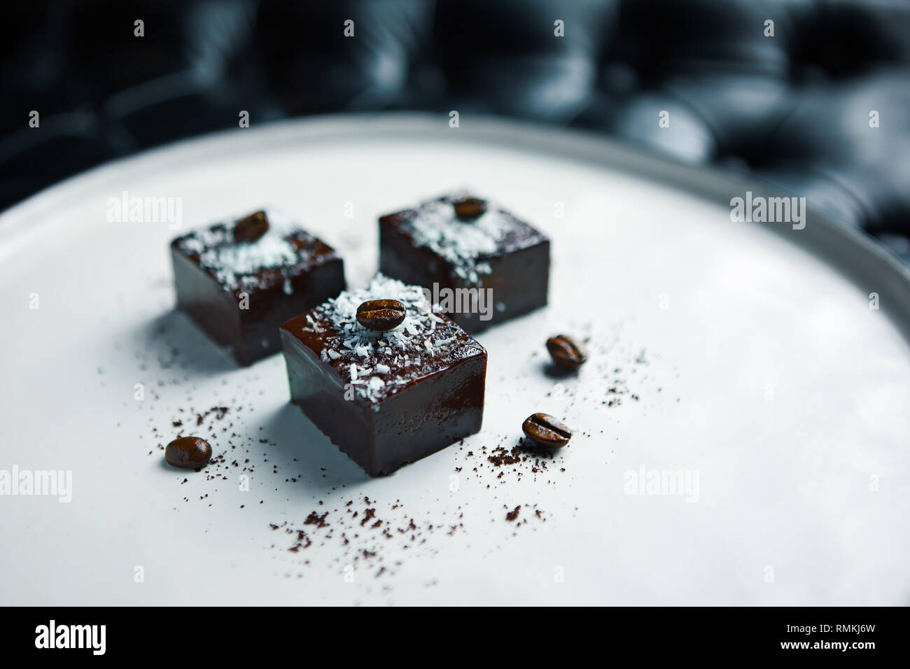 Il cioccolato e il caffè appena fatti si stuzzicano con lo zucchero a velo Foto Stock