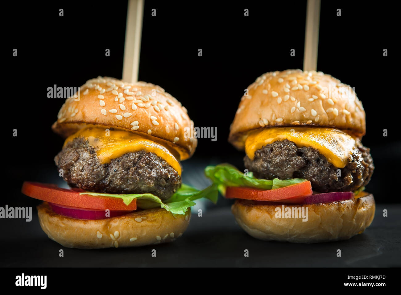 Due mini cheeseburger Foto Stock