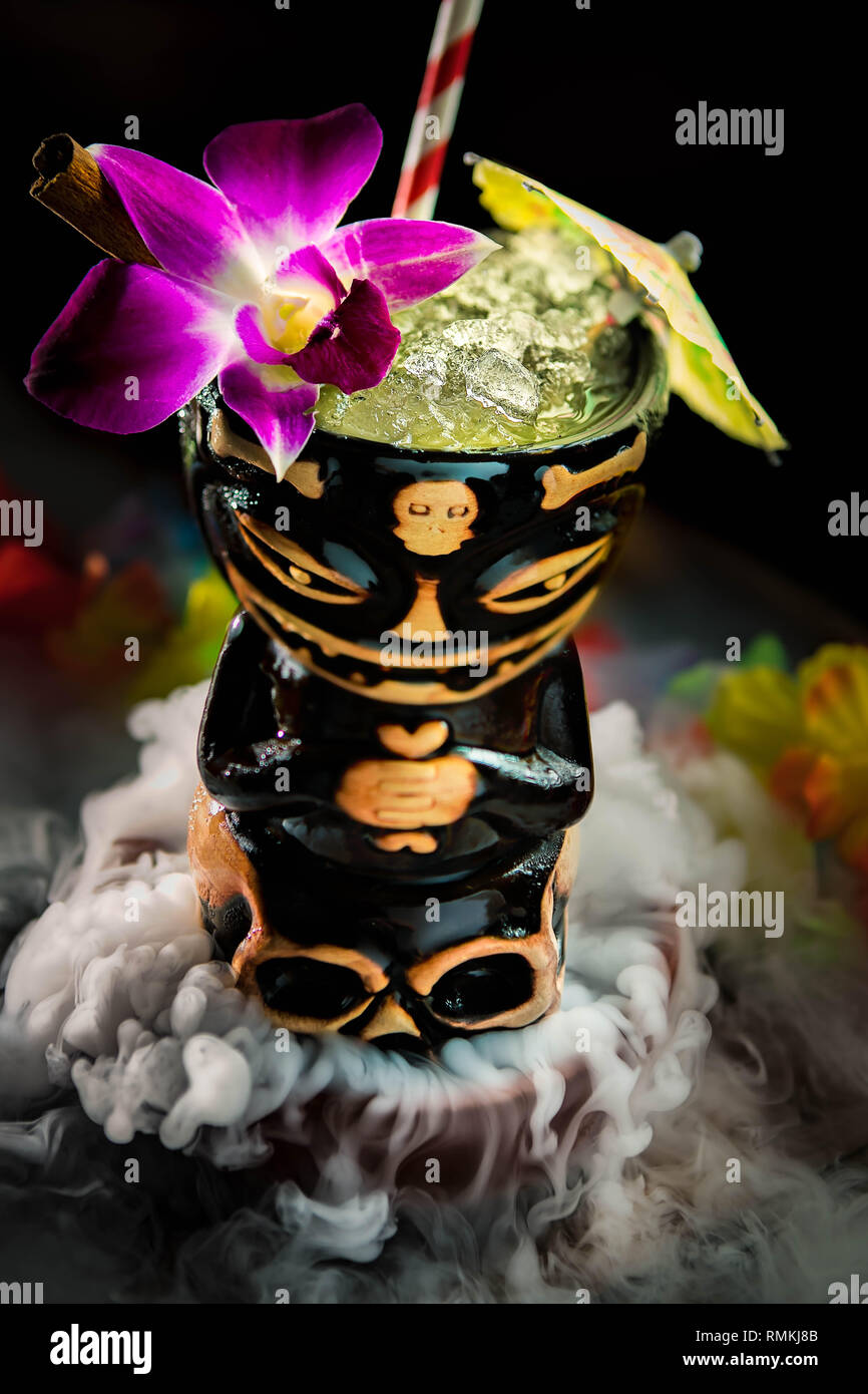 Cocktail Tiki servito su ghiaccio secco Foto Stock