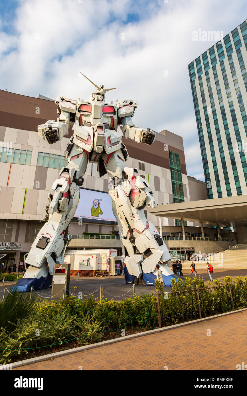 Tokyo, Giappone - 18 Ottobre 2018: full-size mobile suit RX-0 Unicorn Gundam spettacoli al subacqueo City Plaza Tokyo da famosi anime Robot Franchising th Foto Stock