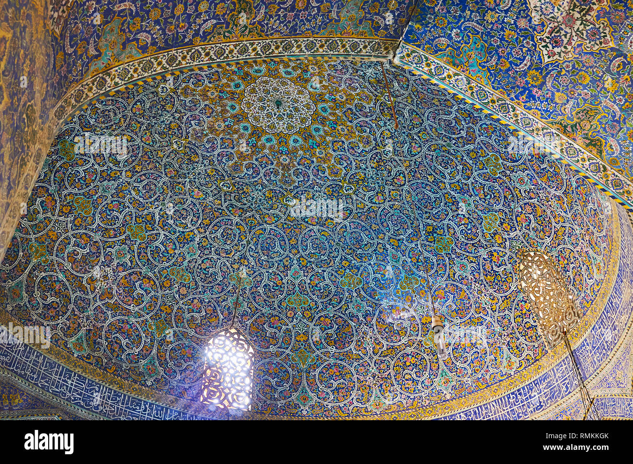 ISFAHAN, IRAN - 21 ottobre 2017: Godetevi la pittoresca cupola di Seyed moschea con scenic modelli islamici della piastrella vetrinata e schermate di Persiano, providin Foto Stock