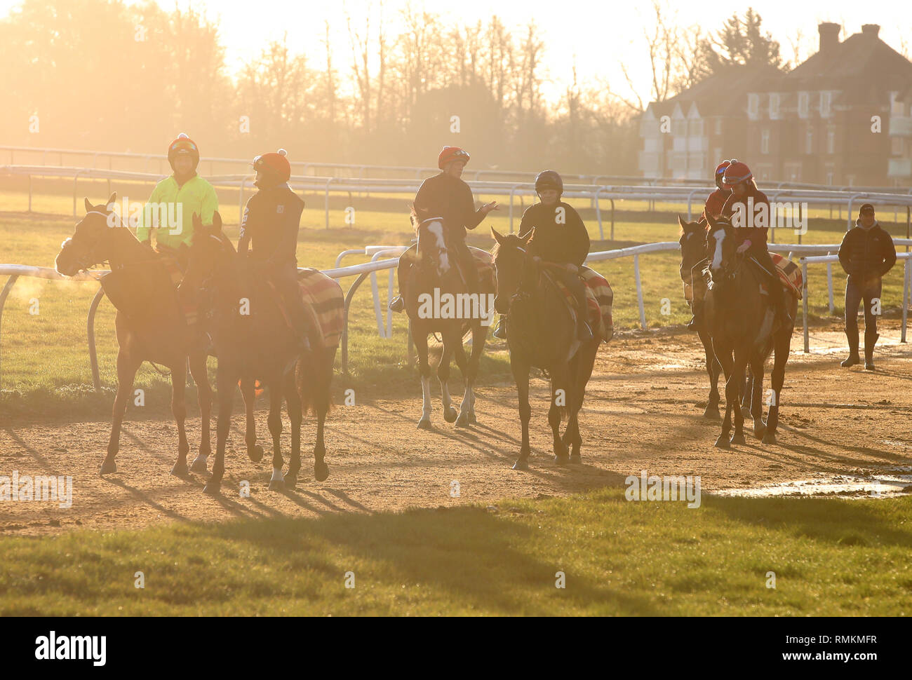 I cavalli e i loro cavalieri l esercizio lungo la collina di Warren galoppa in Newmarket Suffolk. Le corse di cavalli in Gran Bretagna riprenderanno domani a seguito di un 6 giorno Foto Stock