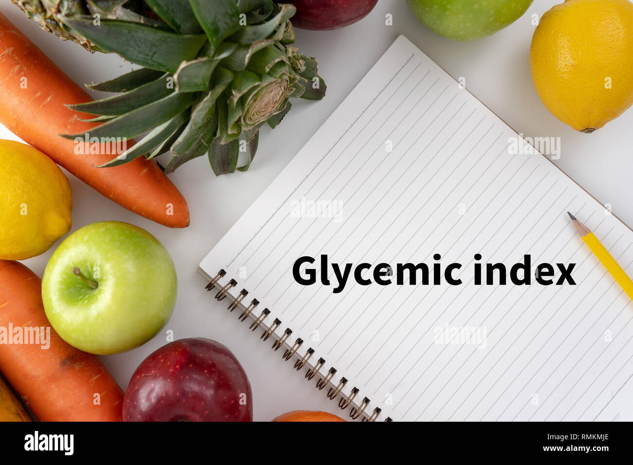 Indice Glicemico Fitness e perdita di peso concetto, manubri, bianco scala, frutta e nastro di misurazione su un tavolo di legno, vista dall'alto Foto Stock