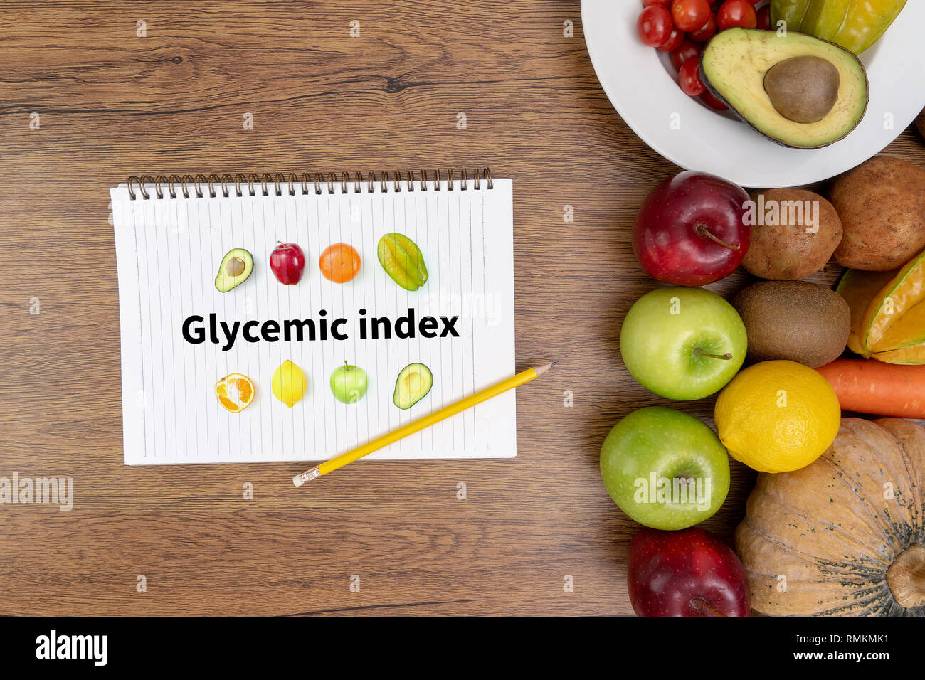 Indice Glicemico Fitness e perdita di peso concetto, manubri, bianco scala, frutta e nastro di misurazione su un tavolo di legno, vista dall'alto Foto Stock