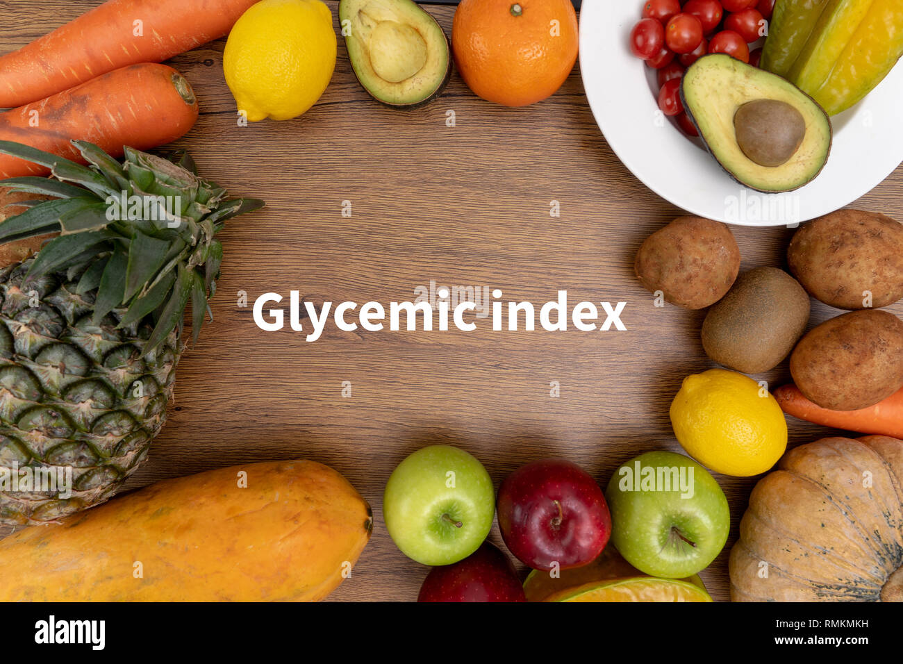 Indice Glicemico Fitness e perdita di peso concetto, manubri, bianco scala, frutta e nastro di misurazione su un tavolo di legno, vista dall'alto Foto Stock