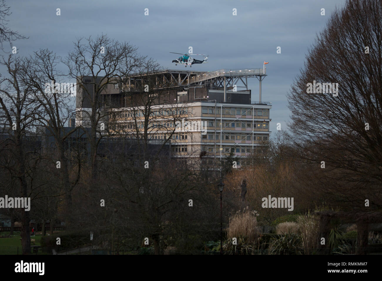Visto da Ruskin Park a Lambeth Londra Sud, il Agusta-Westland AW-169 elicottero (G-KSSC) del Kent Air Ambulance solleva dall'eliporto di Kings College Hospital a Camberwell, il 11 febbraio 2019, a Londra, in Inghilterra. Foto Stock