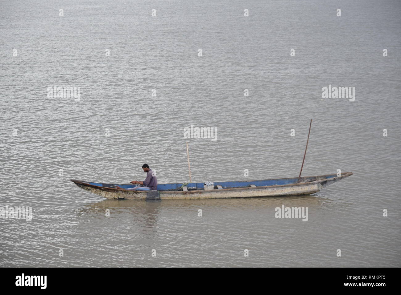 Immagine di una canoa preso dal terzo ponte continentale, un uomo a bordo di una canoa, ancora, silenzioso e collegato alla natura. Foto Stock
