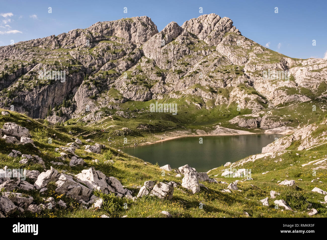 Le Dolomiti, Italia settentrionale. Il bellissimo lago di Lago di Coldai (2143m), una piscina posto lungo l Alta Via 1 al di sotto del comprensorio sciistico del Civetta Foto Stock