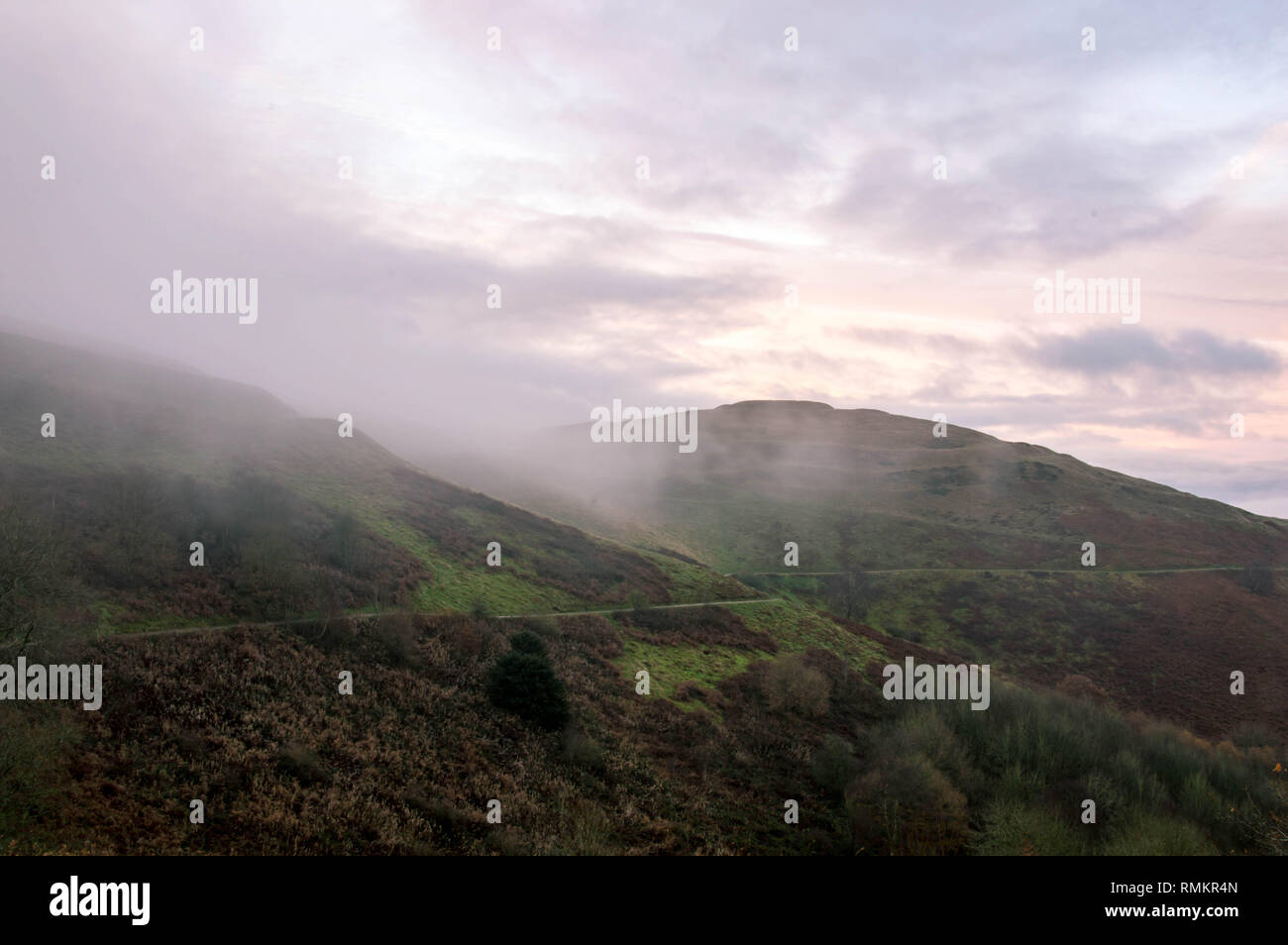 Età del ferro hillfort britannica di Camp contemplati nella nuvola in un giorno di inverni, Herefordshire Beacon, Malvern Hills, Inghilterra. Foto Stock