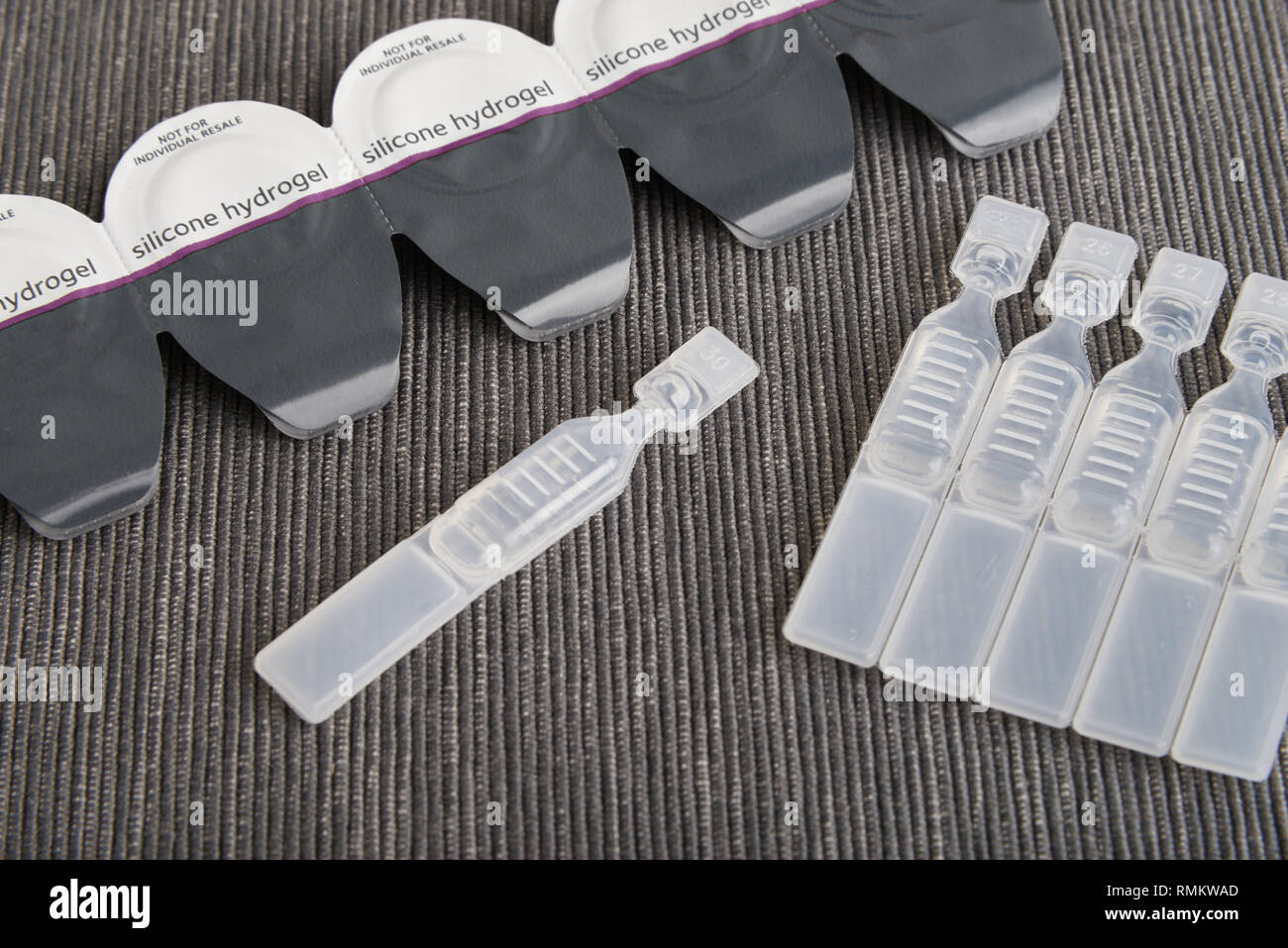 Monouso di silicio quotidiana lente a contatto di idrogel e uso singola lacrima artificiale lubrificante di gocce per gli occhi contenitori Foto Stock