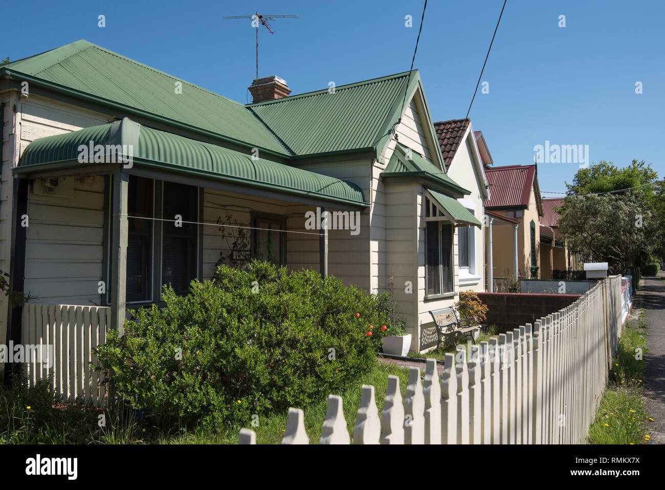 Un acciaio ondulato e coperto di legno Federazione weatherboard cottage o bungalow con una Picket Fence mascotte in interno, Sydney, Australia Foto Stock