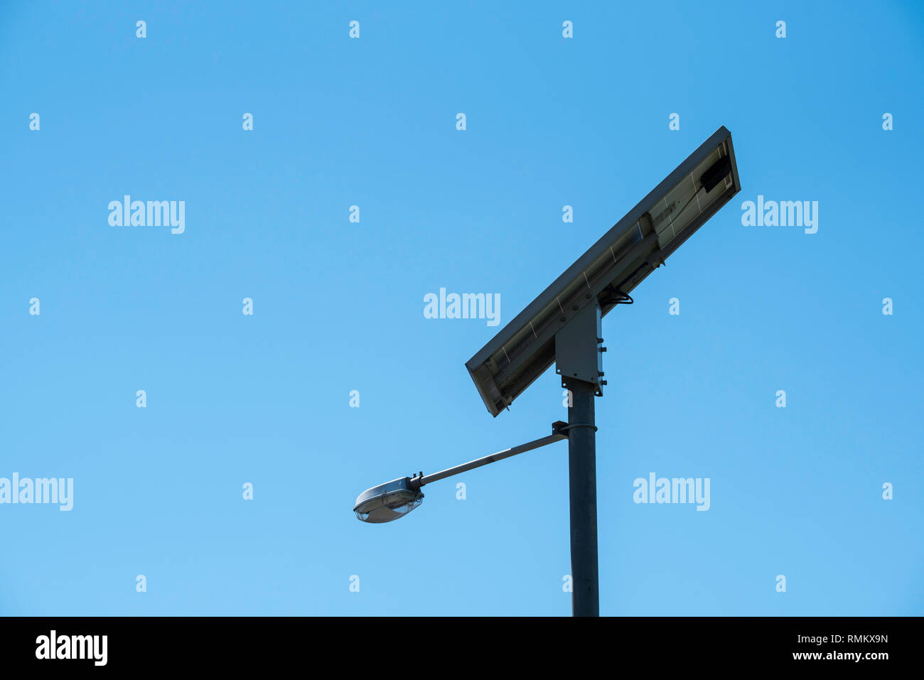 Un powered solar street light a Sydney in Australia Foto Stock