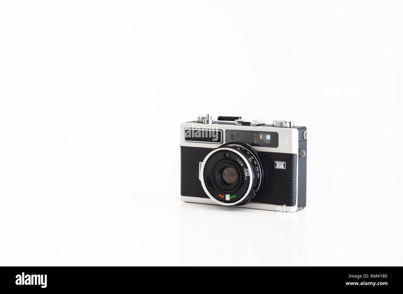 Vecchia pellicola compatta fotocamera telemetro debranded isolata contro il bianco puro vista frontale Foto Stock