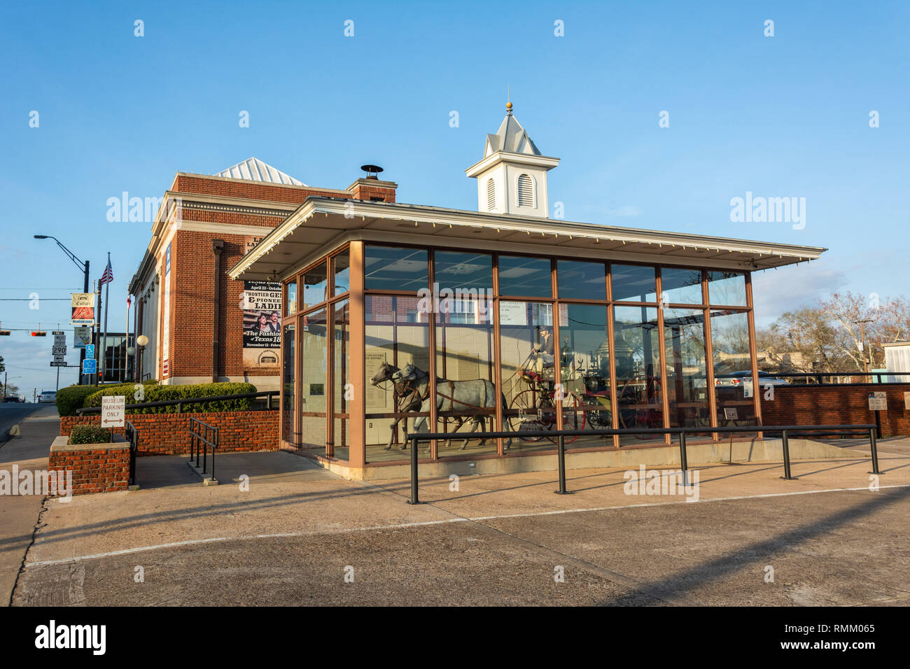 Brenham, Texas, Stati Uniti d'America - 27 dicembre 2016. Vista esterna del Brenham Fire Museum, con un alloggiamento pavillion di cavalli vapore tirato pu Foto Stock