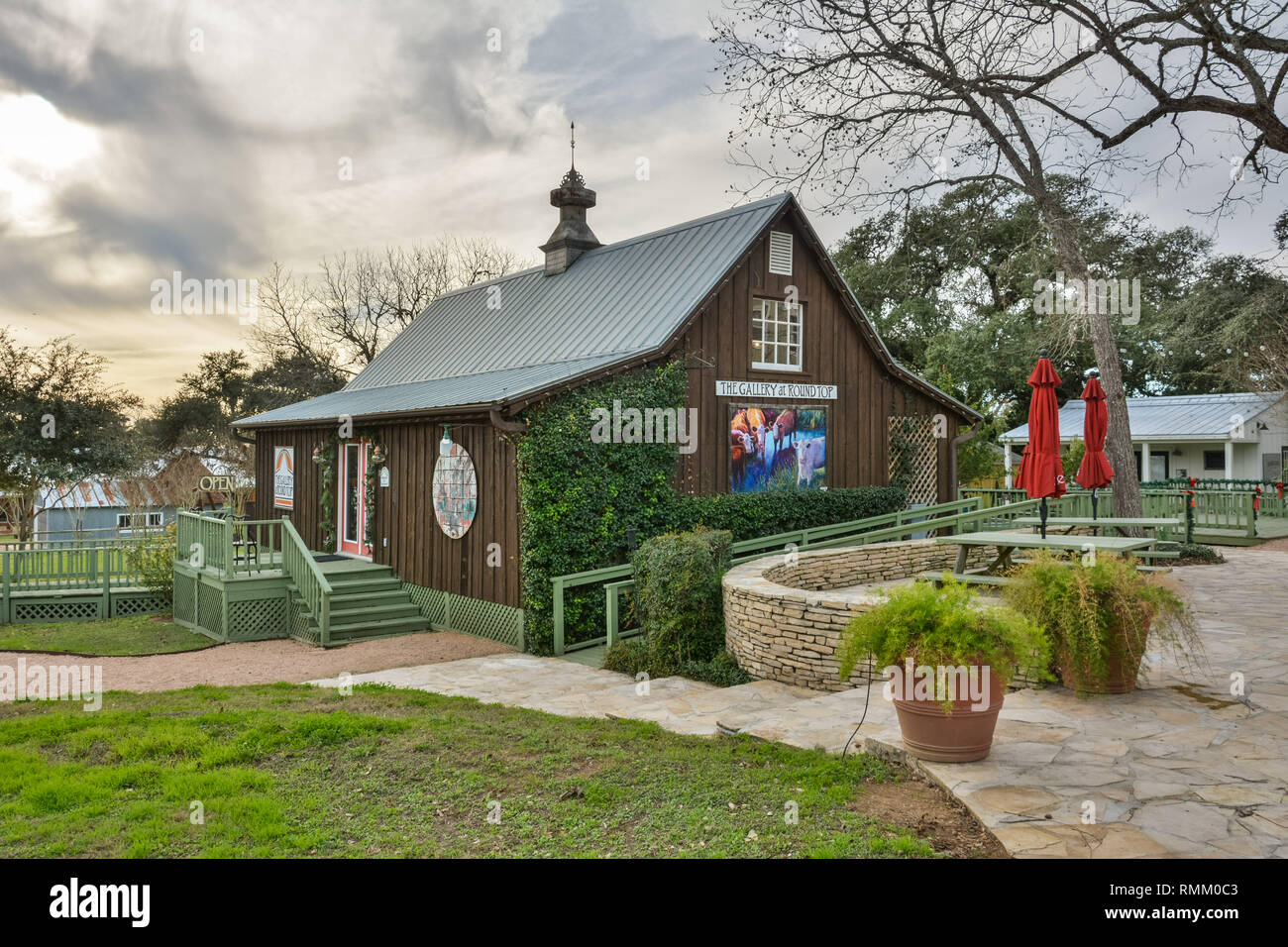 Round Top, Texas, Stati Uniti d'America - 27 dicembre 2016. La galleria al Round Top edificio, con vegetazione. Foto Stock