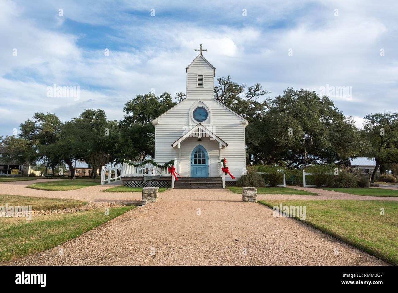 Round Top, Texas, Stati Uniti d'America - 27 dicembre 2016. Haw Creek chiesa, risalente al 1872, presso la Henkel Piazza Mercato in testa tonda, TX. Il Foto Stock